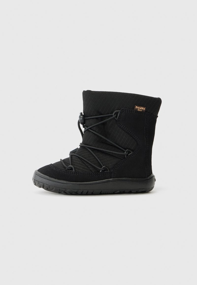 Svart ankel boots med texturerad tyg och mockadetaljer. Har elastiska snören och en hållbar gummisula. Rund tå och vadderad krage.