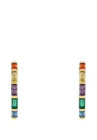 Los pendientes de piedras preciosas coloridas cuentan con un engaste dorado y piedras rectangulares en naranja, amarillo, púrpura, verde y azul dispuestas verticalmente.