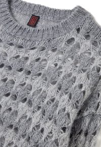 Maglione lavorato a maglia grigio chiaro con un motivo a traforato, colletto a coste e una finitura morbida e testurizzata con un accenno di lucentezza.