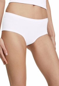 Weiße Baumwollslips mit glatter Textur. Mittelhohes Design mit breitem Bund und nahtlosen Seiten für zusätzlichen Komfort. Ideal für den täglichen Gebrauch.