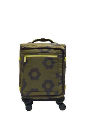 Walizka na kółkach w oliwkowym zielonym kolorze z dużym czarnym kwiatowym wzorem, z przednią kieszenią na zamek, górnym uchwytem oraz czterema czarnymi obrotowymi kółkami.