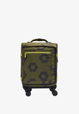Walizka na kółkach w oliwkowym zielonym kolorze z dużym czarnym kwiatowym wzorem, z przednią kieszenią na zamek, górnym uchwytem oraz czterema czarnymi obrotowymi kółkami.