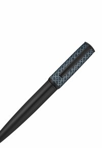 Černá kuličková tužka s texturovanou modro-šedou rukojetí vystupující s geometrickým vzorem, zakončená elegantním zúženým tělem.