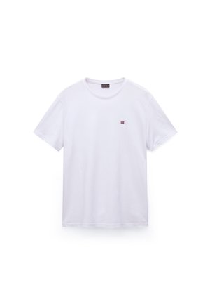 T-shirt bianca a maniche corte con scollo rotondo e piccolo emblema della bandiera norvegese sul petto a sinistra, su sfondo semplice.