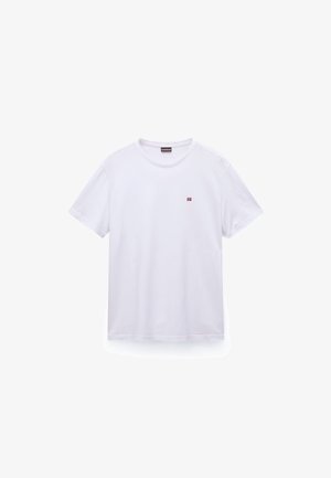 T-shirt bianca a maniche corte con scollo rotondo e piccolo emblema della bandiera norvegese sul petto a sinistra, su sfondo semplice.