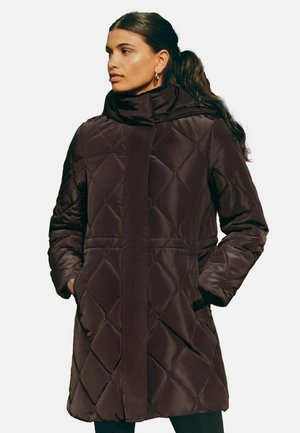 Cămașă puffer matlasată de culoare maro închis, cu guler înalt, fermoar frontal și buzunare laterale. Prezintă o textură netedă și lucioasă, cu un model în diamant.