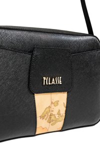 Borsa a tracolla nera con texture, dotata di una patta liscia, con un logo dorato e un dettaglio stampato con una mappa su un pannello chiaro. Tracolla regolabile.