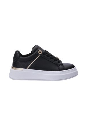 Sneaker nero basso con suola piattaforma bianca, lacci neri e dettaglio metallico dorato vicino al tallone e all'occhiello sul lato.
