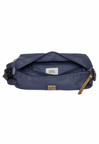 Marineblauwe stoffen schoudertas met ritsluiting, binnenzak, leren accent en een merklabel; rechthoekige vorm met een zachte textuur.