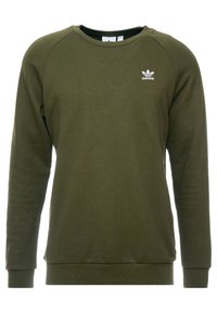 Olivgrön Adidas-tröja med rund halsringning, ribbade muddar och nederkant. Har en vit logotyp på vänster bröst. Mjuk, strukturerad tyg.