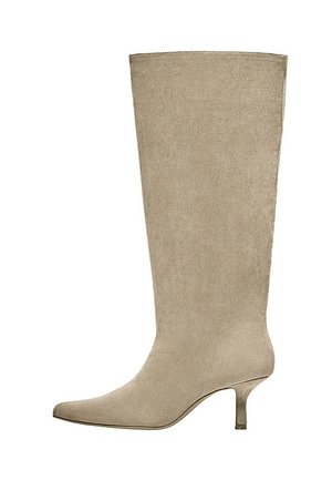 Beige ruskind knæhøj støvle med spids tå og slank mellemhøj hæl, vist i sideprofil mod hvid baggrund.