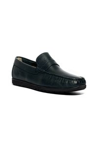 Mocassino in pelle nera con una finitura liscia e testurizzata, caratterizzato da una fascia decorativa e una suola in gomma per aderenza. Design e forma minimalisti.