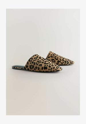 Cipele slične mokasinkama s uzorkom leoparda, s uskim vrhom, mekim tekstilom i niskim profilom. Boje: smeđa sa crnim točkicama.