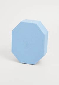 Achteckige blaue Pappbox mit strukturierten Oberflächen und geprägtem Logo auf der Oberseite. Glatte Kanten und minimalistisches Design.