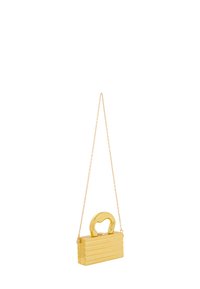 Gul håndtaske med en tekstureret, ribbet design, der har et håndtag og et guld kædemos til at bære den som crossbody.
