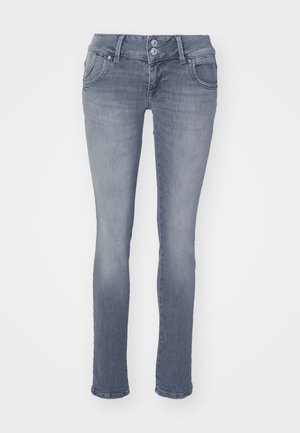 Jean skinny en denim bleu clair, présentant un design classique à cinq poches, une fermeture à deux boutons et un léger délavage sur le devant.