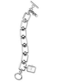 Bracciale in metallo argentato con maglie rettangolari, dotato di un piccolo orologio e un ciondolo circolare, finitura lucida, design moderno.