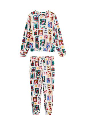 Tweedelig crème-kleurige kerstpyjama met lange mouwen en broek, versierd met cadeaus, bomen, sokken, peperkoek en "Ho! Ho! Ho!" tekstpatronen.