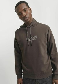Brauner Kapuzensweatshirt mit weißem Text "MENTON" und Koordinaten, aus gemütlichem Stoff, mit gerippten Bündchen und lässiger Passform.