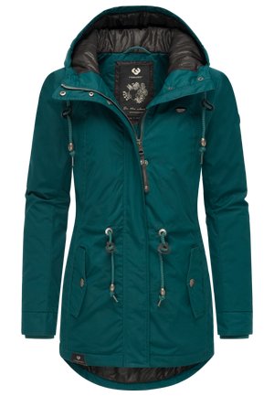 Veste verte en polyester imperméable avec capuche, taille ajustable par cordon, fermeture éclair à l'avant, deux poches latérales et doublure intérieure noire contrastante.