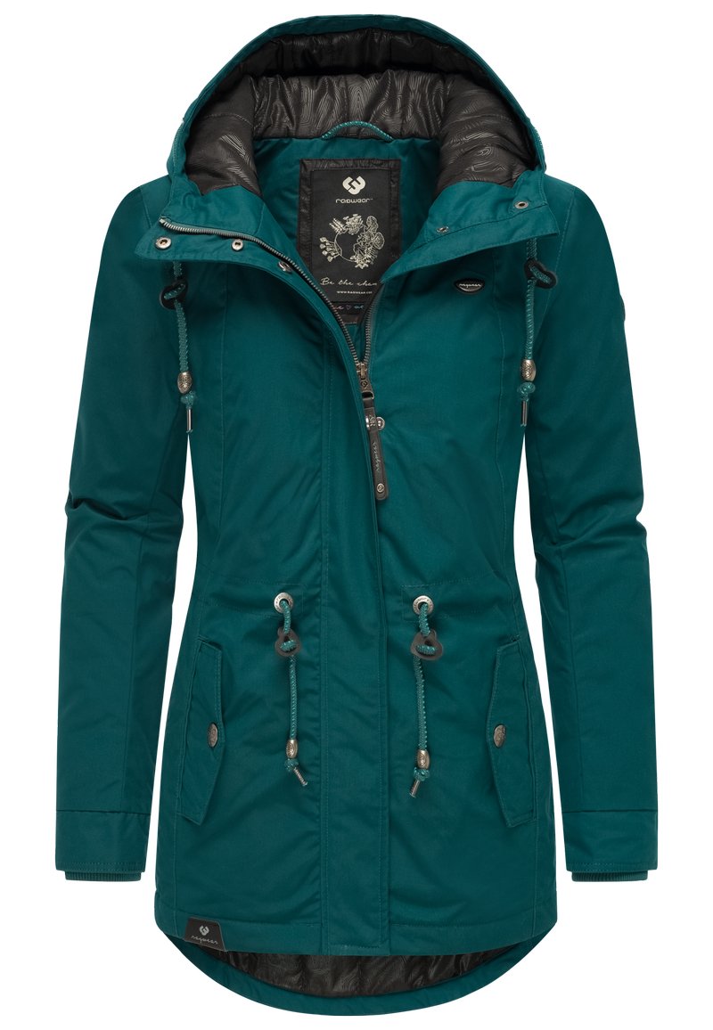 Veste verte en polyester imperméable avec capuche, taille ajustable par cordon, fermeture éclair à l'avant, deux poches latérales et doublure intérieure noire contrastante.