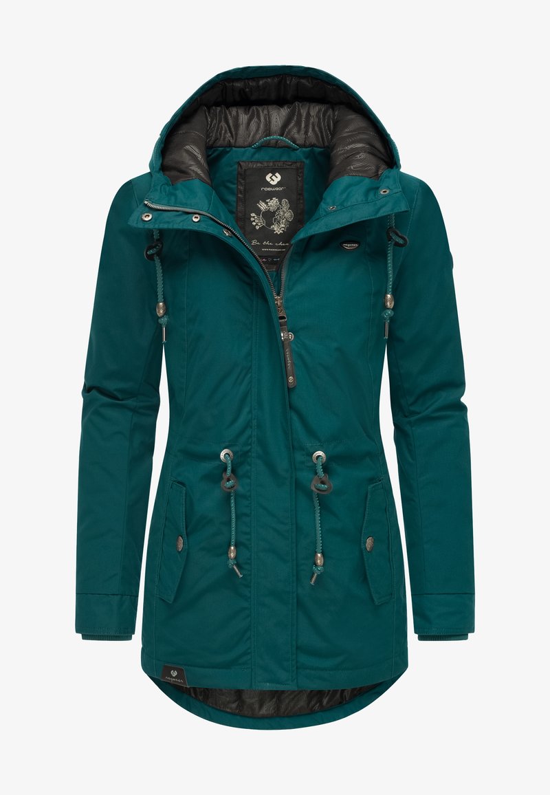 Veste verte en polyester imperméable avec capuche, taille ajustable par cordon, fermeture éclair à l'avant, deux poches latérales et doublure intérieure noire contrastante.