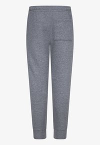 Harmaat verkkarit, jotka on valmistettu pehmeästä kankaasta, sisältävät joustavan vyötärön, ribatut hihnat ja yhden takataskun.