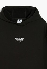 Čierna mikina s kapucňou a šnúrkou, s prednou vreckom. Obsahuje text "Porsche League Turbo Club" a logo Puma v bielej farbe. Mäkko materiál.