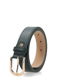 Dunkelgrüner, strukturierter Ledergürtel mit goldfarbener Metallschnalle, aufgerollt, zeigt die beige Innenseite mit Nahtdetails und Einstelllöchern.