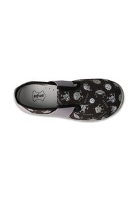 Czarny but wsuwany z wzorem przedstawiającym zwierzęta z kreskówek, szare elastyczne akcenty po bokach oraz jasną podeszwę.