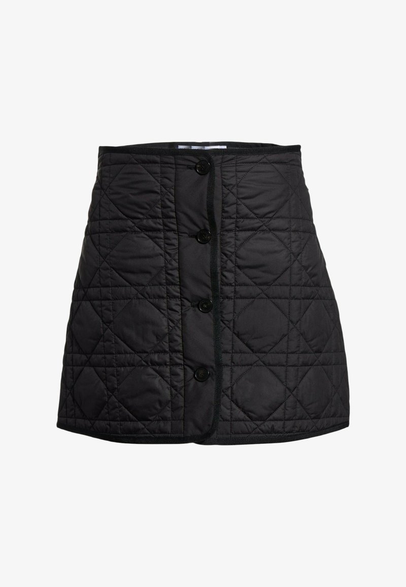 Mini-jupe matelassée noire avec fermeture à boutons sur le devant et motif de piqûres en diamants, présentée sur fond blanc.