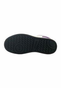 Sole di scarpa da ginnastica in gomma nera con motivo testurizzato per la presa, emblema circolare e taglie marcate. Presenta dettagli bianchi lungo i bordi.