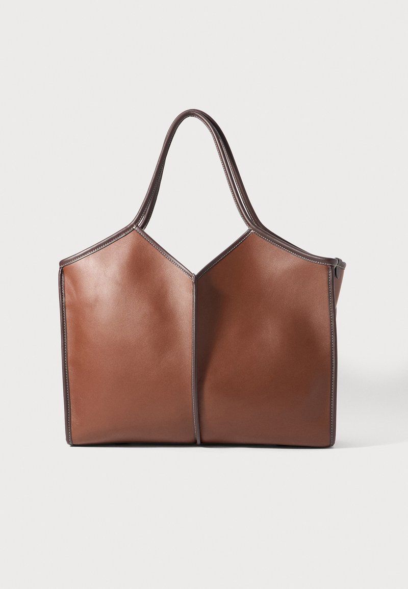 Braune Ledertasche mit dunkelbraunem Besatz und doppelt geflochtenen Tragegriffen, mit einer strukturierten Form und sichtbaren Nähdetails.