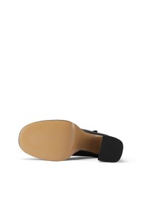 Suola di scarpa nera con tacco alto, dal finish marrone liscio, con un'area di presa testurizzata vicino al tacco e un design della punta arrotondata.