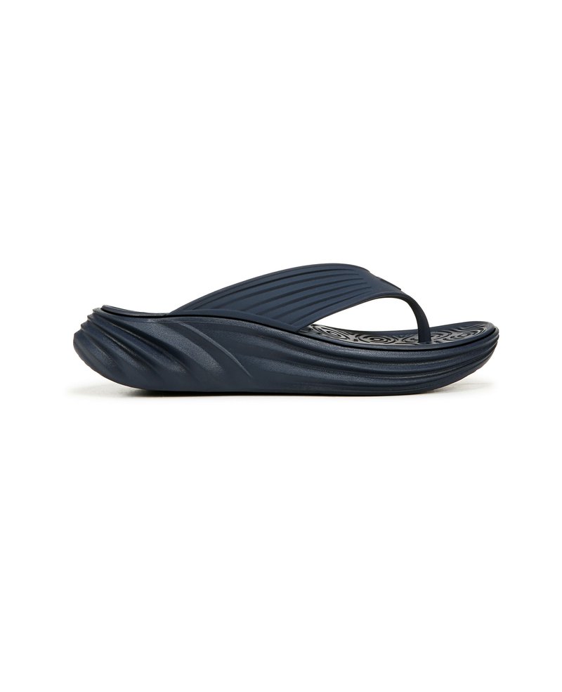 Marine flip-flop sandalen met een textuurband, een gebogen zool en een golvend ontwerp. Gemaakt van lichtgewicht materiaal met een gestikt voetbed.