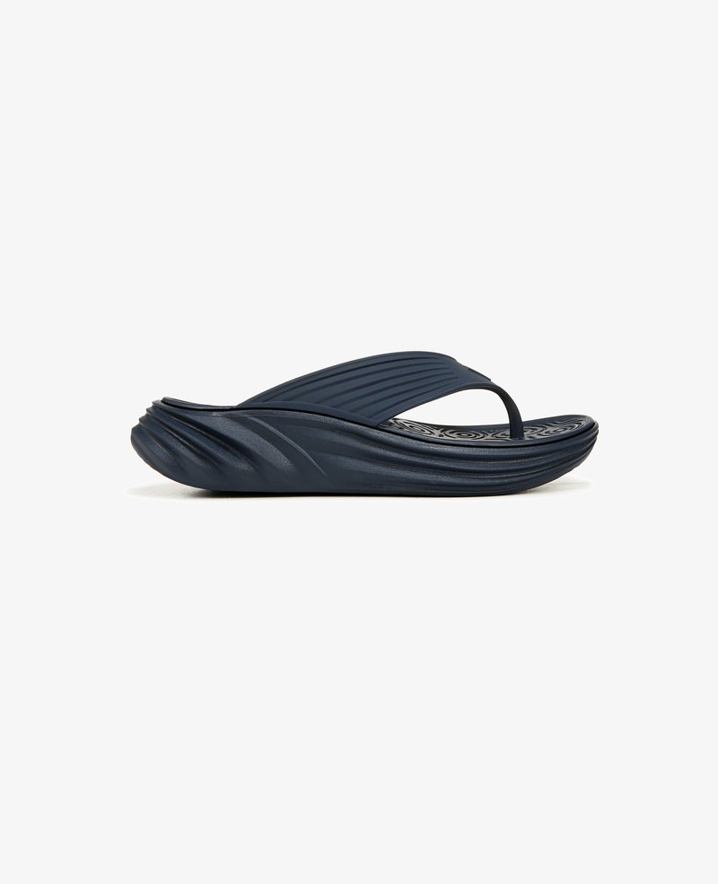Infradito blu navy con una banda testurizzata, suola curva e design ondulato. Realizzati in materiale leggero con una soletta decorata.