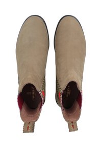 Beżowe zamszowe botki za kostkę z niskim obcasem, z kolorowym wzorem na kostce i pętlami do łatwego zakładania.