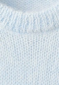 Maglione azzurro chiaro lavorato a maglia con una texture leggera e ariosa, con fibre visibili e un colletto a coste. Il materiale sembra morbido e lanoso.