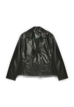 Chaqueta de moto de cuero negro con un zipper asimétrico, adornos de tachuelas plateadas en el cuello y dos bolsillos frontales con zipper.