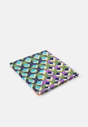 Écharpe multicolore pliée avec un motif géométrique répétitif en bleu marine, vert, bleu clair, crème et violet sur fond blanc.