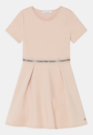Kurzärmeliges Kleid aus weichem rosa Stoff mit tailliertem Oberteil, ausgestelltem Rock und schwarzem Calvin Klein Jeans Logo am Taillenbund.