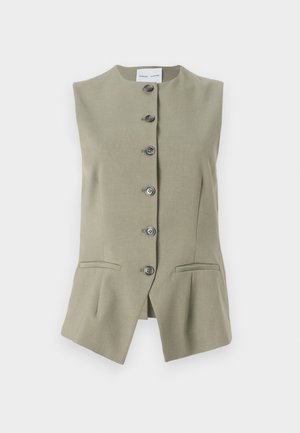 Bezrukávý zelený lněný vest s vysokým výstřihem, šesti předními knoflíky a dvěma bočními kapsami, nabízí střih na míru a mírně rozšířený lem.