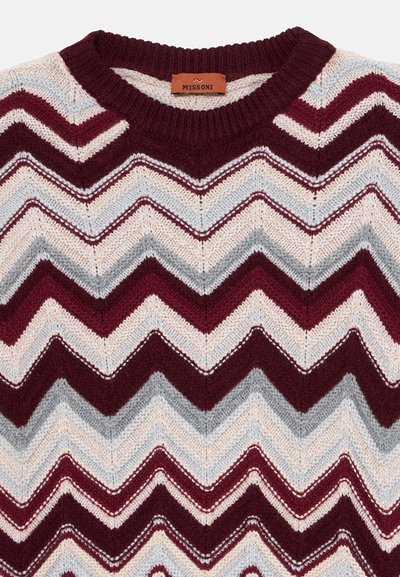 Pull en tricot avec des rayures en chevron bordeaux, gris, bleu clair et crème, présentant un col rond côtelé et une étiquette Missoni.