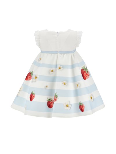 Λευκό βρεφικό φόρεμα με οριζόντιες μπλε ρίγες, στολισμένο με κόκκινες φράουλες και λευκά λουλούδια, με βολάν στα κοντά μανίκια.
