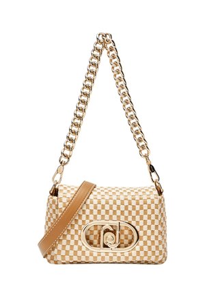 Borsa intrecciata beige e bianca con tracolla a catena dorata, cinturino in pelle color cuoio e chiusura ovale dorata dal design intrecciato.