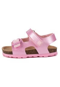 Sandale rose avec une finition métallique, bride réglable, semelle en liège et fond en caoutchouc texturé. Design ouvert avec des découpes.