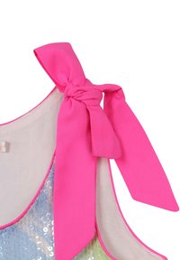 Różowy detal w postaci krawata na ramieniu lekkiej bluzki z iryzującymi cekinami w odcieniach niebieskiego i zielonego, z kontrastowym różowym wykończeniem.