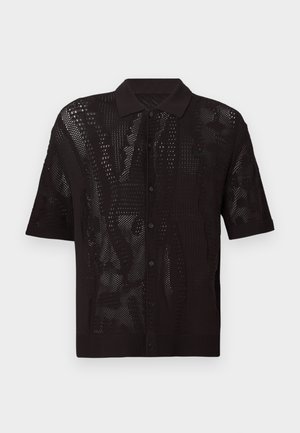 Chemise noire à manches courtes avec un col boutonné, présentant un motif de tricot ouvert et des détails texturés sur tout le tissu.