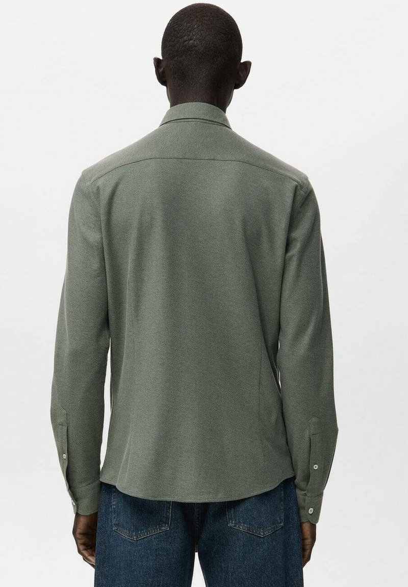 Grøn langærmet skjorte med et tekstureret stof, knapmanchetter og krave, med lige snit og rygdetalje.