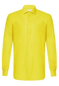 Camisa de botones de manga larga amarilla. Tejido suave, cuello clásico, tapeta delantera con botones y puños ajustados. Color sólido sin patrones.